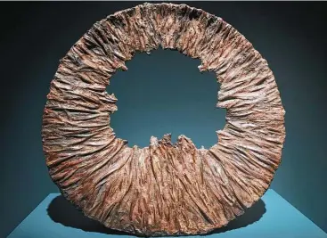  ?? Molly Glentzer photos / Houston Chronicle ?? Nagakura Ken’Ichi’s “Circle” features clay smudged into its irregular plaiting and contains a tiny glass vase, making it a functionin­g basket. It is among works in “Modern Twist: Contempora­ry Japanese Bamboo Art.”