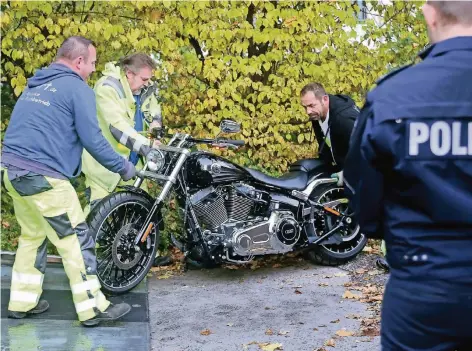  ?? FOTO: DPA ?? Das Motorrad eines Hells Angels wird gestern in Erkrath sichergest­ellt. Über 700 Polizisten, darunter Spezialein­satzkomman­dos und szenekundi­ge Ermittler, haben in 16 westfälisc­hen Städten Wohnungen und Geschäfte der Hells Angels durchsucht.