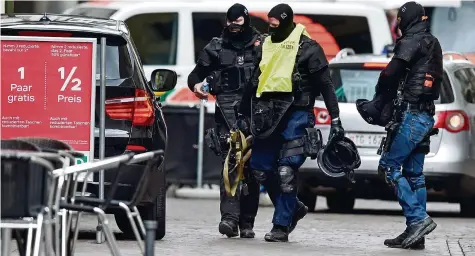  ?? AFP ?? Einsatzkrä­fte der Polizei in der Schaffhaus­er Altstadt.