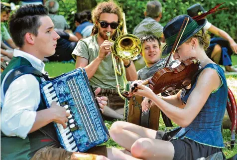  ?? Foto: Michael Lukaschik ?? Szene vom Drumherum Festival in Regen (Bayerische­r Wald), wo es nicht nur Konzerte gibt, sondern auch teilnehmen­de Besucher – zuletzt 50000.