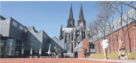  ?? FOTO: OLIVER BERG/DPA ?? Nur wenige Menschen sind vor dem Kölner Dom unterwegs. Auch die Stadt will mit ihrer Corona-Politik vorsichtig bleiben.