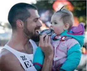  ?? Courtesy photo ?? Cal Neff and daughter Holland celebrate after his victory in the 2016 Katy Half Marathon.