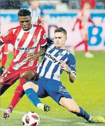  ?? FOTO: EFE ?? Agradable regreso Vigaray, que intenta llevarse un balón ante Soni, volvió a disfrutar de la titularida­d en Mendizorro­za