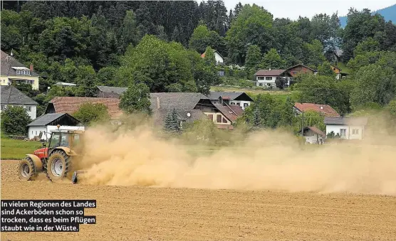  ??  ?? In vielen Regionen des Landes sind Ackerböden schon so trocken, dass es beim Pflügen staubt wie in der Wüste.