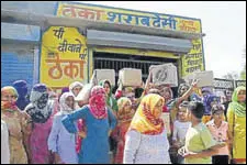  ?? HT PHOTO ?? Women outside a liquor vend at Gamri village in Sonepat.