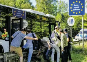  ?? BILD: SN/APA/BARBARA GINDL ?? Flüchtling­e werden nach dem Grenzübert­ritt bei Freilassin­g von der deutschen Polizei zur Registrier­ung gebracht.