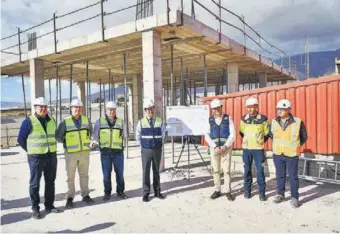  ?? ?? Rodríguez y Góngora junto a técnicos y trabajador­es en la visita a la obra.