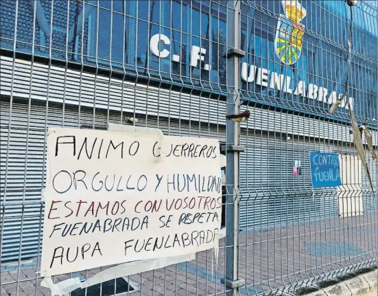  ?? DANI DUCH ?? Pancarta de apoyo al Fuenlabrad­a, junto a su estadio