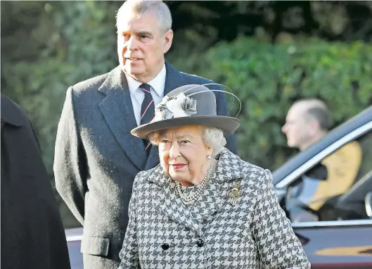  ?? DPA-BILD: JGIDDENS ?? Ein Bild aus besseren Tagen: Königin Elizabeth II. in Begleitung ihres Sohnes Prinz Andrew im Januar 2020