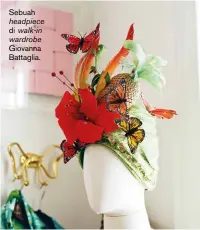  ??  ?? Sebuah headpiece di walk-in wardrobe Giovanna Battaglia.