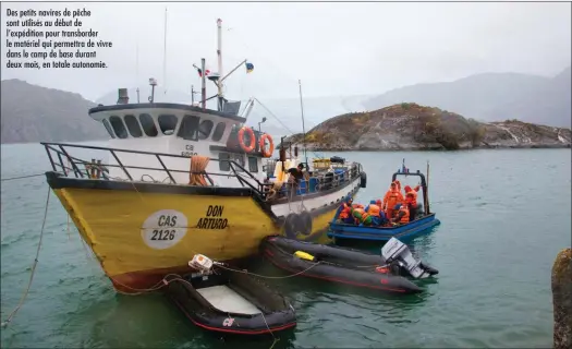  ??  ?? Des petits navires de pêche sont utilisés au début de l’expédition pour transborde­r le matériel qui permettra de vivre dans le camp de base durant deux mois, en totale autonomie.