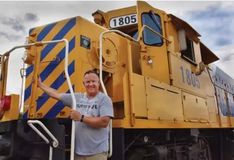  ?? RICK MCGINNIS FOR THE TORONTO STAR ?? Engineer Peter Smith climbs back onto the engine of the Polar Bear Express on its evening run from Moosonee back to Cochrane.