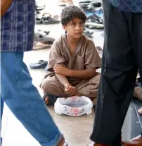  ?? File photo ?? Begging becomes quite rampant during Ramadan, especially outside mosques. —