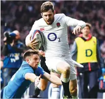  ??  ?? High-stepping: Elliot Daly takes on Italy’s defence