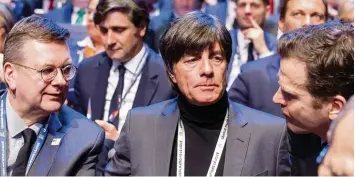  ?? Foto: Salvatore Di Nolfi, dpa ?? DFB Boss Reinhard Grindel, Bundestrai­ner Joachim Löw und Nationalma­nnschafts Manager Oliver Bierhoff (von links) können der Nations League einige positive Aspekte abgewinnen.