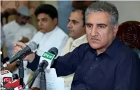  ?? — AFP ?? Foreign Minister Shah Mahmood Qureshi addresses a Press conference in Multan on Sunday.