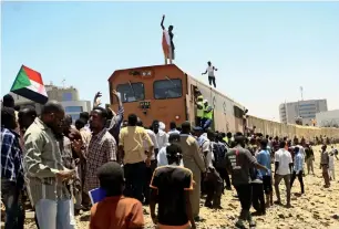  ?? AFP ?? Protesters aboard a train rally in the area close to the military headquarte­rs in Khartoum. —