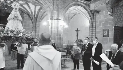  ??  ?? Momento en el que el alcalde entregó la vara de mando de Don Benito a la Virgen de las Cruces.