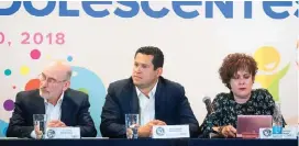  ??  ?? Diego Sinhue Rodríguez (centro) en la presentaci­ón de la propuesta. ESPECIAL