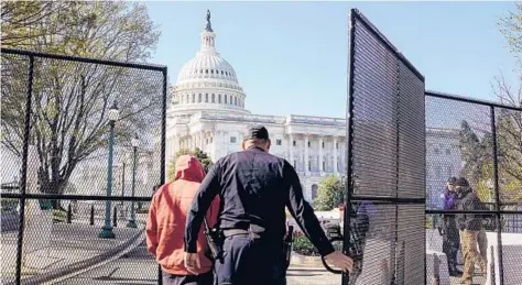  ?? AMR ALFIKY/THE NEW YORK TIMES ?? A Capitol Police officer opens a gate outside the Capitol building Saturday in Washington, near where a car rammed into a security barrier Friday, killing an 18-year veteran of the force. The driver was shot and killed.
