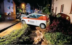  ?? FOTO: SASCHA FROMM ?? In Mosbach (Wartburgkr­eis) sorgte ein Unwetter für Überschwem­mungen. Auch Fahrzeuge wurden mitgerisse­n.