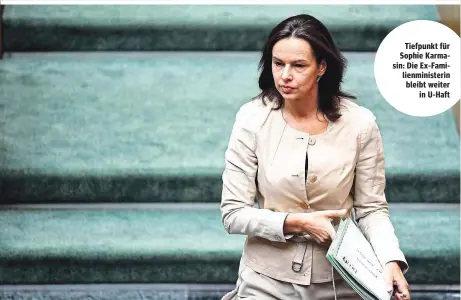  ?? ?? Tiefpunkt für Sophie Karmasin: Die Ex-Familienmi­nisterin bleibt weiter in U-Haft