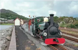  ??  ?? Hunslet 2 - 4- 0STTB lancheh eadsa Ffestiniog­R ailways erviceo verT heC oba t Porthmadog­o n August3 .