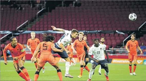  ?? FOTO: AP ?? Así decidió Nicolò Barella el clásico en Amsterdam
El centrocamp­ista del Inter cabeceó un centro de Ciro Immobile tras gran acción colectiva de la selección italiana