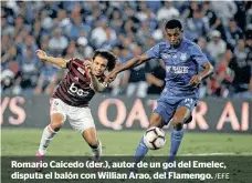  ?? /EFE ?? Romario Caicedo (der.), autor de un gol del Emelec, disputa el balón con Willian Arao, del Flamengo.