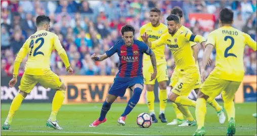  ??  ?? SIEMPRE VIGILADO. Neymar jugó con soltura ante el Villarreal, que en ocasiones llegó a acumular hasta cinco jugadores para taparle.