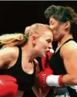  ?? Foto: dpa ?? Regina Halmich holte ihren ersten großen Titel gegen Kim Messer.