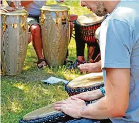  ??  ?? Unter der Anleitung von John Ankomah beim Trommelwor­kshop einen gemeinsame­n Rhythmus finden: 15. Juni, 19.30 Uhr