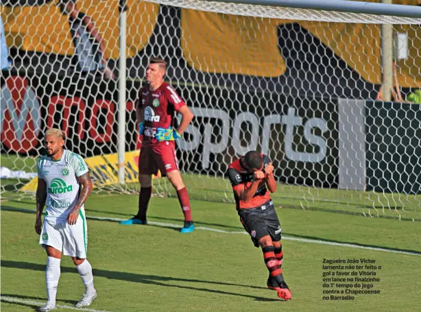  ?? ARISSON MARINHO ?? Zagueiro João Victor lamenta não ter feito o gol a favor do Vitória em lance no finalzinho do 1º tempo do jogo contra a Chapecoens­e no Barradão