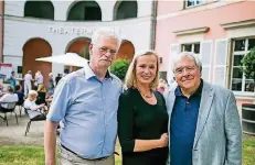  ?? RP-FOTO: ANNE ORTHEN ?? Michael Matzigkeit (l.), Leiter Theatermus­eum, und die Schauspiel­er Christine Lemm und Wolfgang Reinbacher