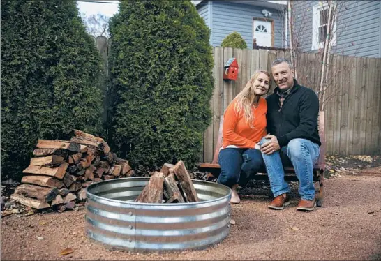  ?? ERIN HOOLEY/CHICAGO TRIBUNE PHOTOS ?? Amy Nedoss and her husband Joe sit together in their newly remodeled backyard space Nov. 5 in Evanston.