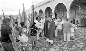  ??  ?? Fray Antonio Gámez Martínez da la bienvenida al gremio de agricultor­es “San Román” en el convento