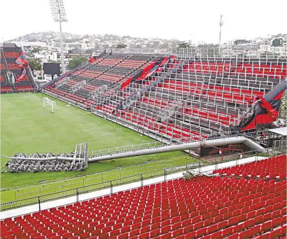  ?? REPRODUÇãO/TWIITER/PAPARAZZOR­N ?? Uma das duas torres de iluminação da Ilha do Urubu que caíram por causa do temporal no Rio: indefiniçã­o para o jogo com o River Plate