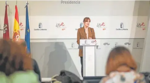  ?? // JCCM ?? La portavoz del Gobierno de Castilla-La Mancha, Blanca Fernández, ayer en su rueda de prensa en Toledo
