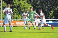  ??  ?? Der VfB Stuttgart (weiß) verlor das kleine Finale gegen Fürth.