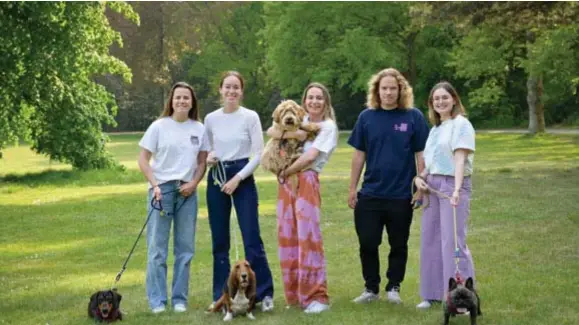  ?? FOTO PATRICK DE ROO ?? Organisato­ren Annet Heuten, Caroline Maes, Marieke Van Ranst, Michiel Van den Broeck en Mien Dekegel met mascottes Jerom (links), Droovy, Morris en mascotte Scott.