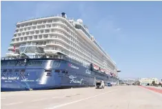  ??  ?? To κρουαζιερό­πλοιο «Mein Schiff 6» της TUI αναμενόταν τα ξημερώματα στο λιμάνι του Πειραιά (φωτ. αρχείου).