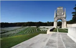  ??  ?? Le cimetière anglais d’Étaples-sur-Mer contient la sépulture de 11 500 combattant­s des deux guerres mondiales.