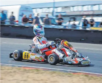  ?? FOTO: PRIVAT ?? Niclas Wiedmann in seinem Kart auf der Rennstreck­e in Oschersleb­en.