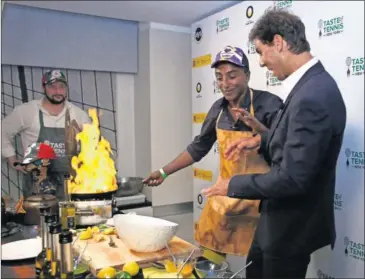  ??  ?? COCINERO EN NUEVA YORK. Rafa Nadal participó en un acto junto al chef Marcus Samuelsson (centro).