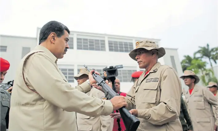  ?? REUTERS ?? Civiles armados. El presidente Nicolás Maduro tomó parte de una ceremonia con las llamadas “milicias populares” durante una parada militar realizada en Caracas.