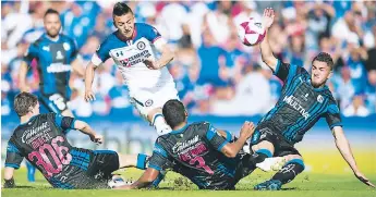  ??  ?? ENCUENTRO. Cruz Azul es amplio favorito para acceder a las semifinale­s del torneo Apertura.