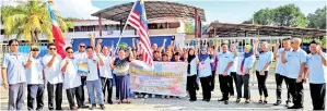  ??  ?? GURU Besar SJK(C) Chung Hwa Chu Kim Phing menyambut ketibaan rombongan PPD Kuala Penyu sebagai sekolah pertama disinggahi sempena Program Badudun 2018.