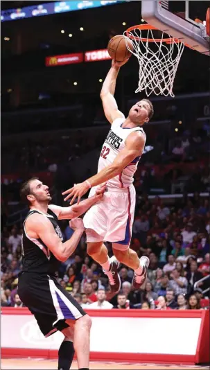  ?? BOBBY ARIFIN/JAWA POS ?? POWERFUL: Blake Griffin melakukan one handed dunk saat LA Clippers mengalahka­n Sacramento Kings di Staples Center kemarin (1/11). Griffin mencetak 37 poin dan mencatatka­n 9 rebounds untuk Clippers. head coach off season
game
assist
game
Power...