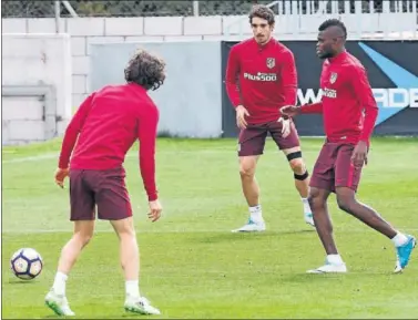  ??  ?? PROGRESA. Vrsaljko, ayer en la sesión junto a Tiago y a Thomas.