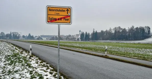  ?? Foto: Thorsten Jordan ?? Östlich der Straße zwischen Egling und Heinrichsh­ofen (im Hintergrun­d) soll das geplante Gewerbegeb­iet entstehen. In der Bevölkerun­g regt sich Widerstand dagegen, ein Bürgerbege­hren scheiterte aber an Formalien. Dem ins Gespräch gebrachte Ratsbegehr­en zum Thema erteilte der Gemeindera­t jetzt eine Absage.